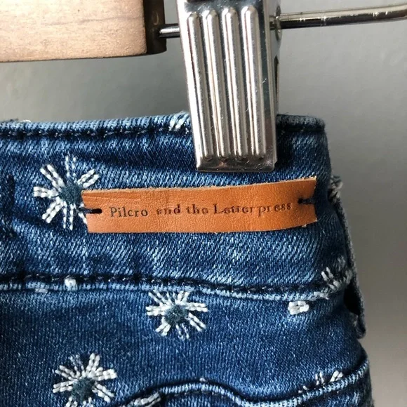 {ANTHRO} Pilcro bootcut embroidered jeans - Picture 8 of 9